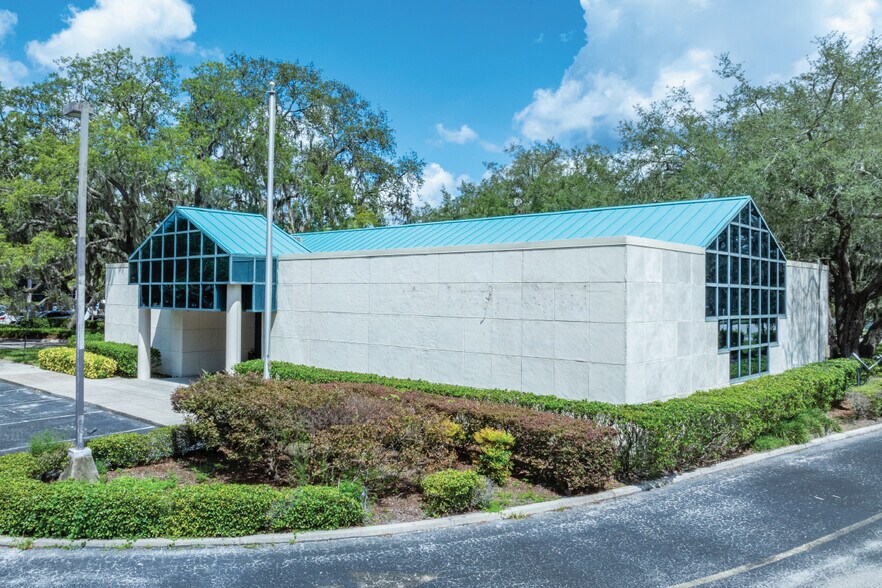 15302 Amberly Dr, Tampa, FL à vendre - Photo du bâtiment - Image 2 de 5