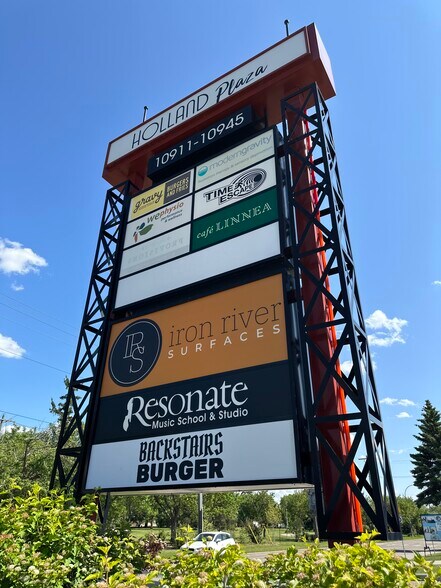 10930 119 St NW, Edmonton, AB à louer - Photo du bâtiment - Image 2 de 14