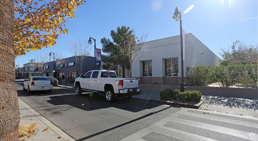 548 W Lancaster Blvd, Lancaster, CA for lease - Primary Photo - Image 1 of 2