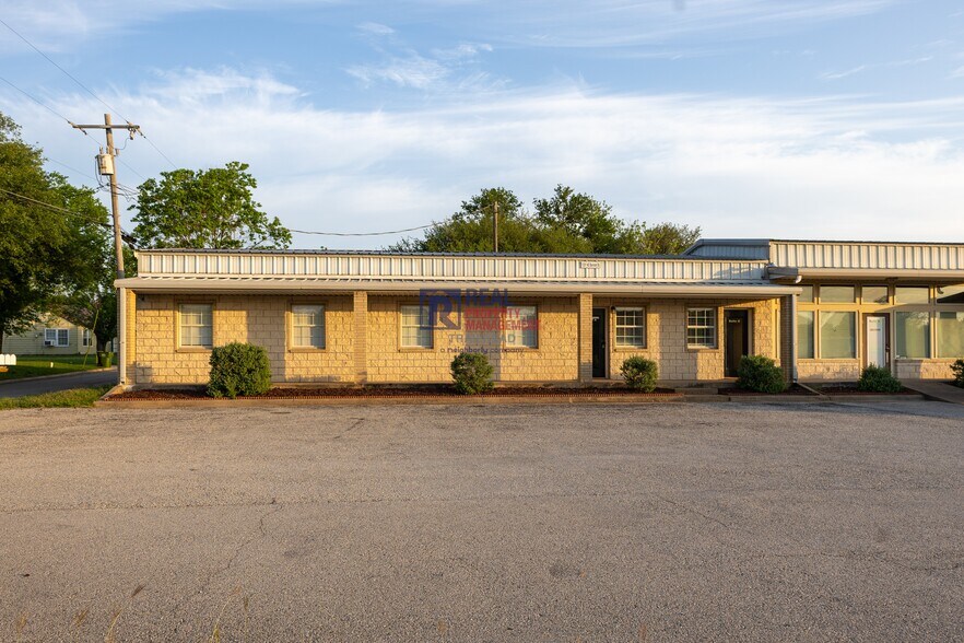 1201 Barnard Street, Glen Rose, TX à louer - Photo du bâtiment - Image 2 de 11
