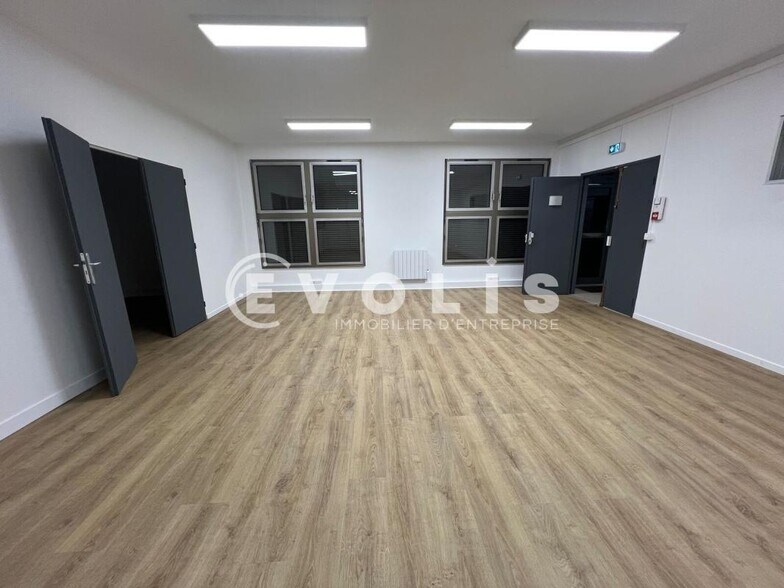 Office in Torcy for lease - Interior Photo - Image 3 of 6