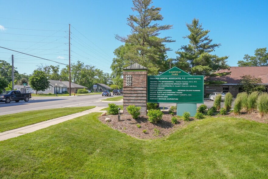 551 S Garfield Ave, Traverse City, MI à vendre - Photo de construction - Image 2 de 25