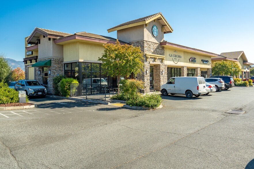 1212-1214 Airport Park Blvd, Ukiah, CA à louer - Photo du bâtiment - Image 1 de 12