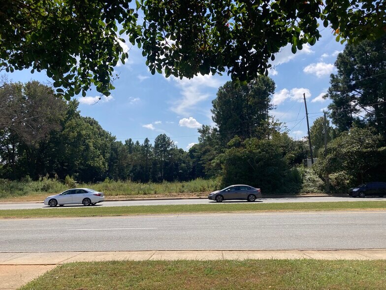 9452 Albemarle Rd, Charlotte, NC à louer - Photo du bâtiment - Image 3 de 3