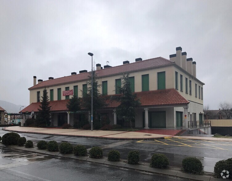 Avenida Marqués de Santillana, 28, Moralzarzal, Madrid à vendre - Photo du bâtiment - Image 2 de 2