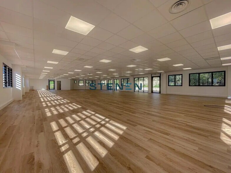 Bureau dans Venelles à louer - Photo du bâtiment - Image 2 de 7