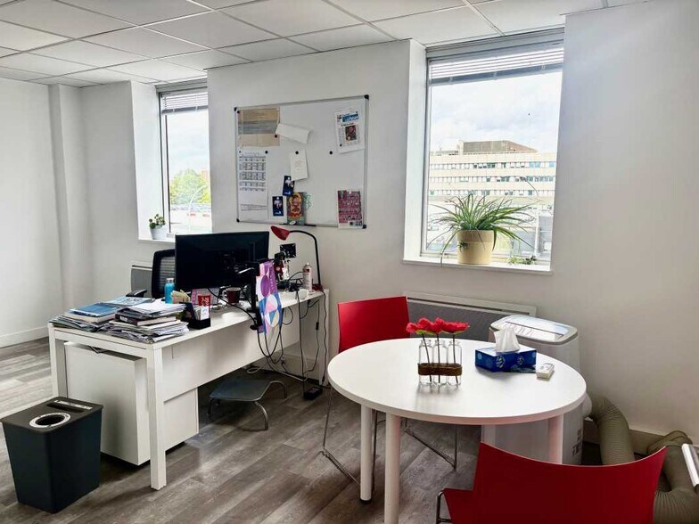 Office in Créteil for lease - Building Photo - Image 2 of 19