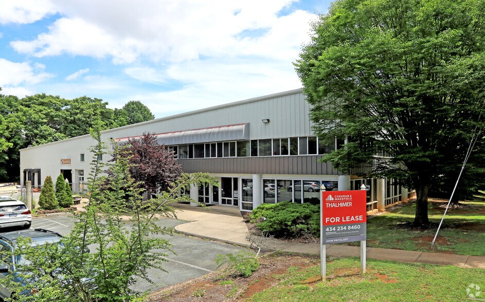 1215 E Market St, Charlottesville, VA à louer - Photo du bâtiment - Image 2 de 5