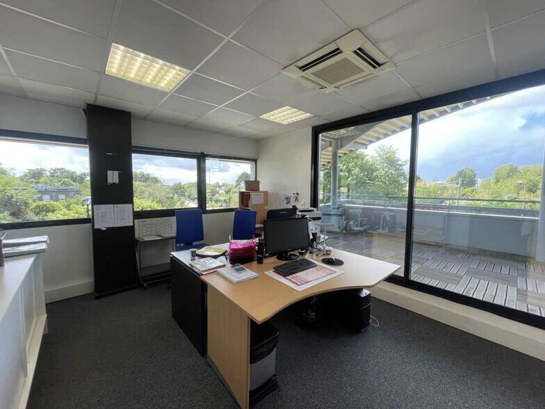 Bureau dans Floirac à louer - Photo du bâtiment - Image 2 de 7