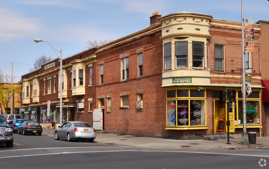 Investor Commercial Property portfolio of 3 properties for sale on LoopNet.ca - Primary Photo - Image 2 of 2