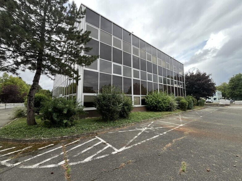 Industrial in Buc for lease - Building Photo - Image 2 of 17