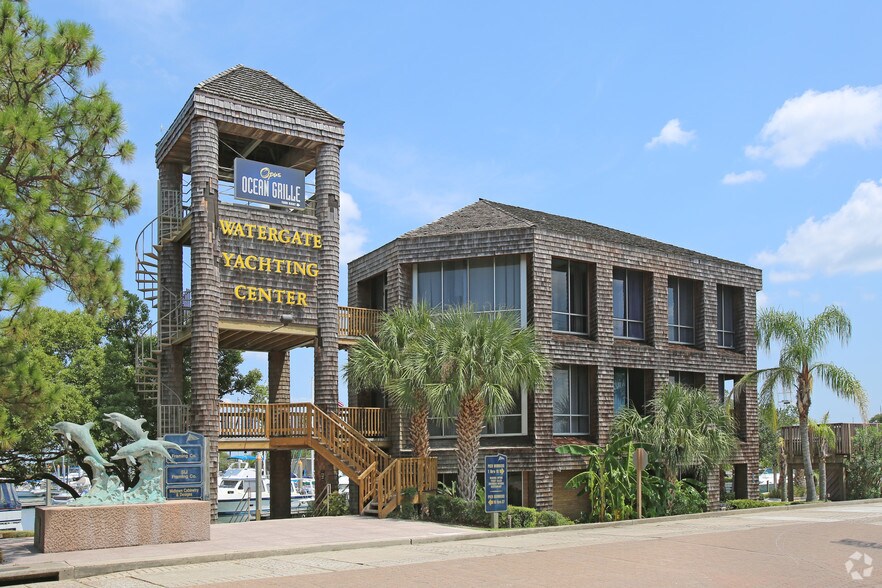 1500 Marina Bay Dr, Kemah, TX à louer - Photo principale - Image 1 de 14