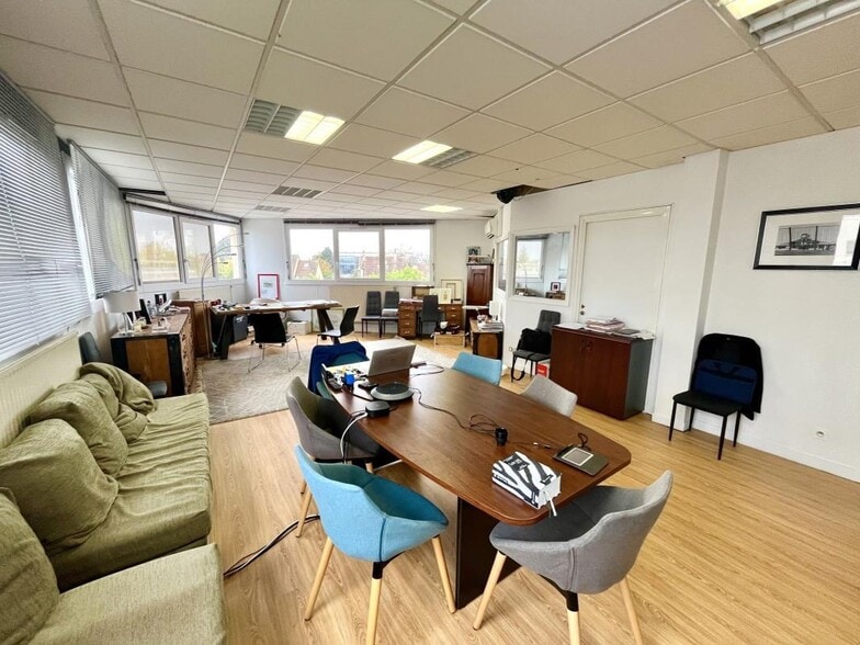 Office in Chatou for sale - Building Photo - Image 2 of 11