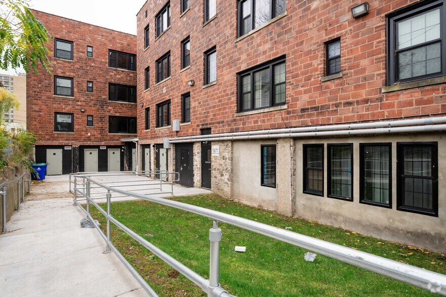 704 8th St, Niagara Falls, NY à vendre - Photo du bâtiment - Image 3 de 17