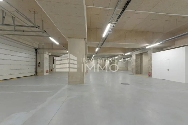 Flex in Paris for lease - Interior Photo - Image 3 of 5
