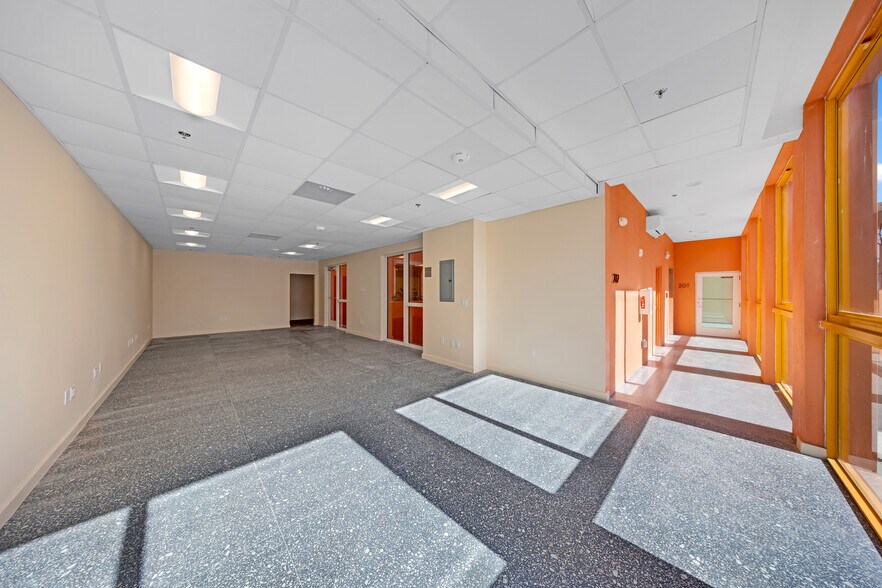 123 NW 14th st, Miami, FL à louer - Photo du bâtiment - Image 2 de 8