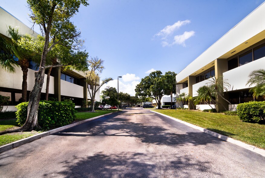 3115 NW 10th Ter, Oakland Park, FL à louer - Photo principale - Image 2 de 16