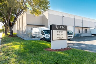 7950-7966 NW 14th St, Miami, FL à louer Photo du bâtiment- Image 2 de 4