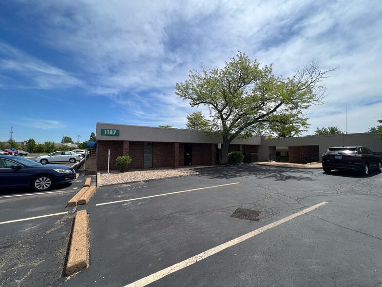 1187 Corporate Lake Dr, Creve Coeur, MO for sale - Building Photo - Image 3 of 5