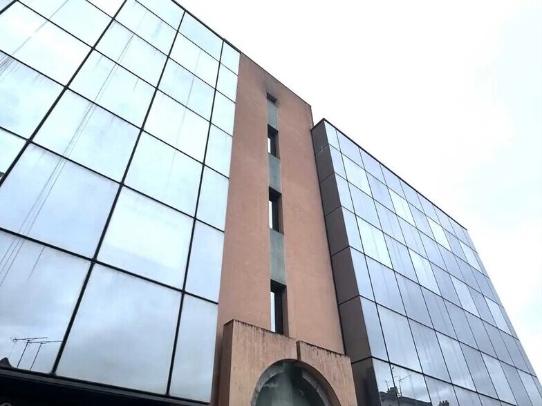 Bureau dans Décines-Charpieu à louer - Photo du bâtiment - Image 1 de 17