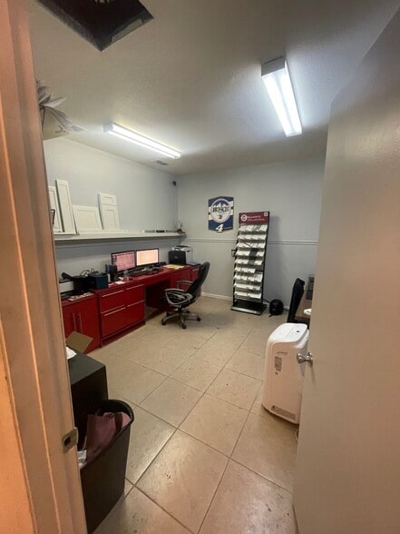 4415 N Lois Ave, Tampa, FL for lease - Building Photo - Image 3 of 10