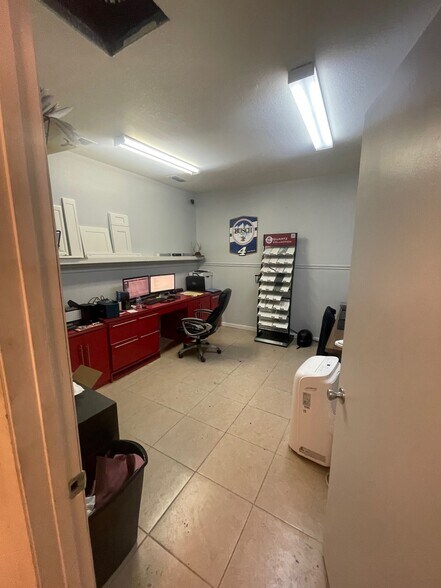 4415 N Lois Ave, Tampa, FL à louer - Photo du bâtiment - Image 3 de 10