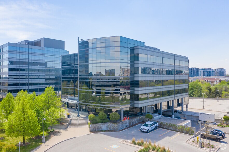 165 Commerce Valley Dr W, Markham, ON à vendre - Photo du bâtiment - Image 3 de 9