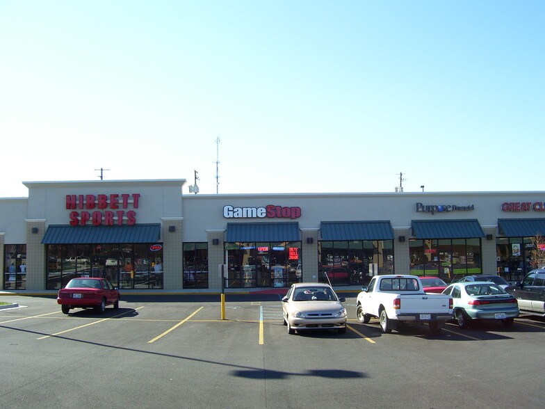 2015-2029 Walmart Way, Radcliff, KY à louer - Photo principale - Image 1 de 6