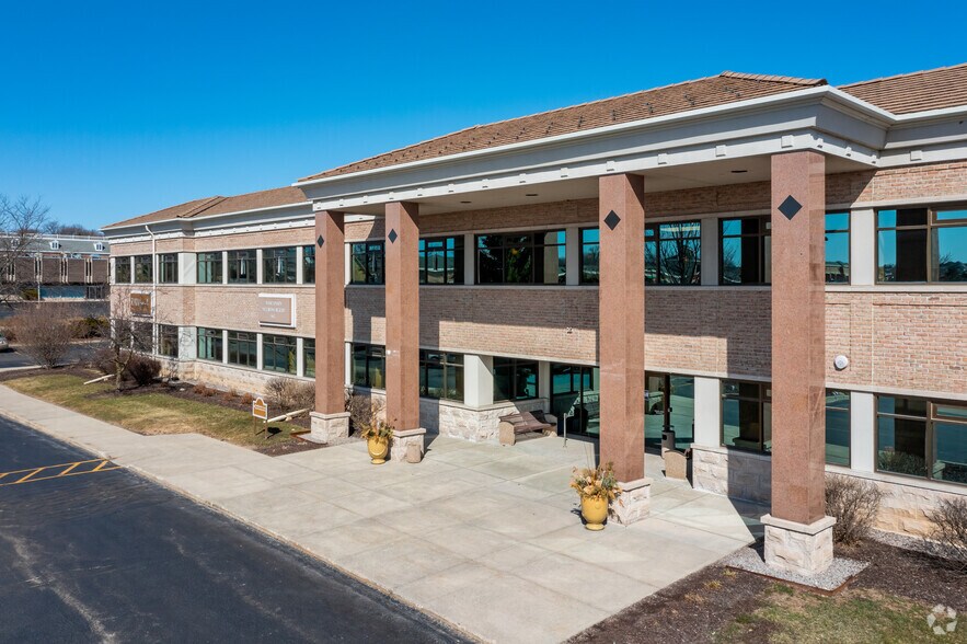17280 W North Ave, Brookfield, WI à louer - Photo du bâtiment - Image 3 de 15