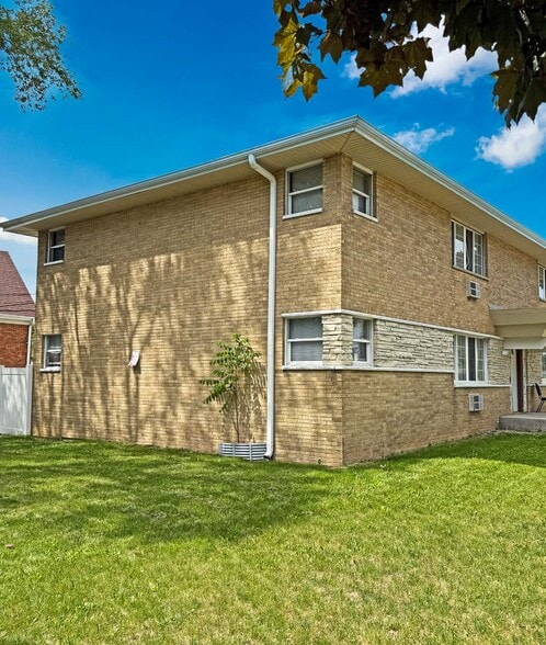 6333 W Florist Ave, Milwaukee, WI à vendre - Photo du bâtiment - Image 2 de 11