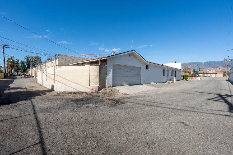 1731 E Highland Ave, San Bernardino, CA à vendre - Photo du bâtiment - Image 3 de 39