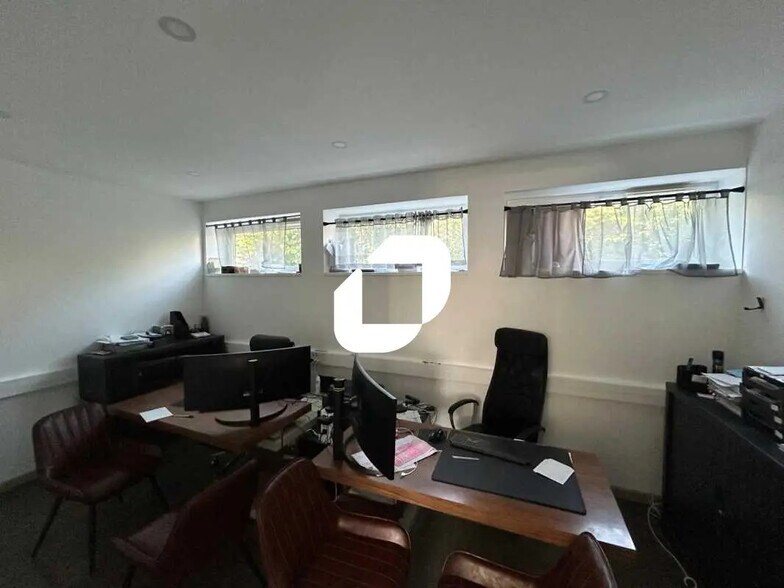 Office in Orly for lease - Interior Photo - Image 1 of 6