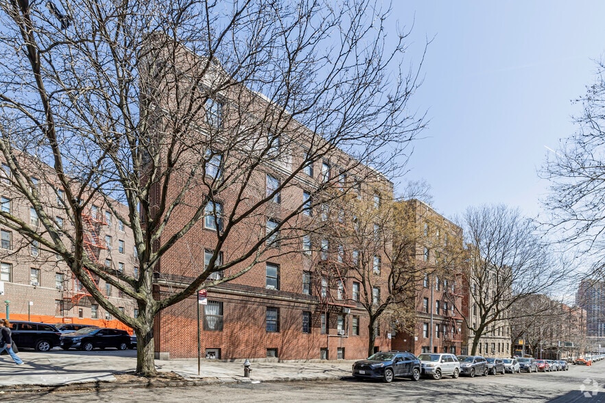 573 Isham St, New York, NY for sale - Primary Photo - Image 1 of 5
