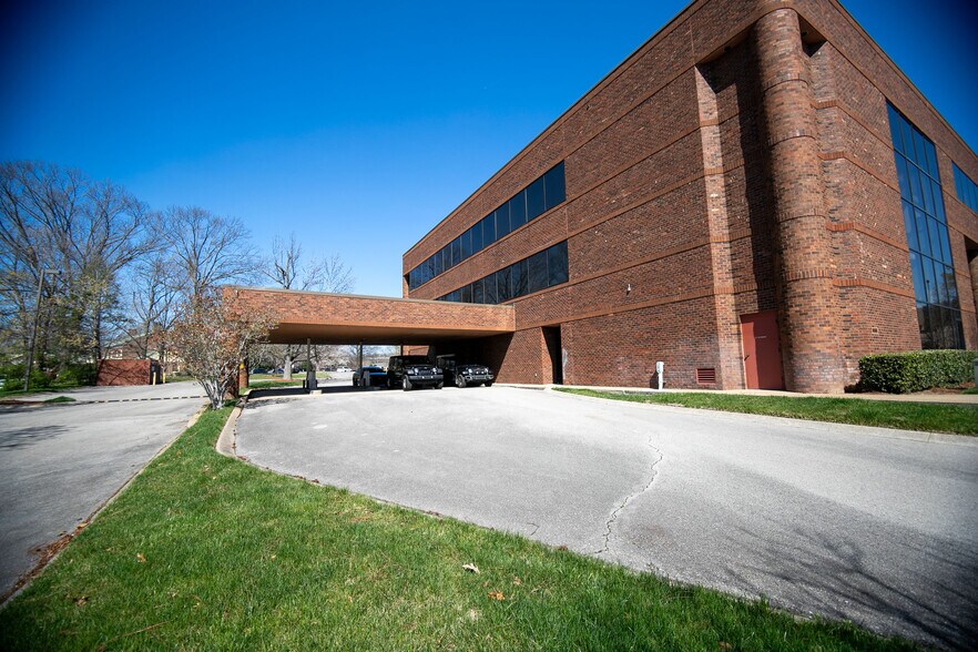 5121 Maryland Way, Brentwood, TN à louer - Photo du bâtiment - Image 2 de 9