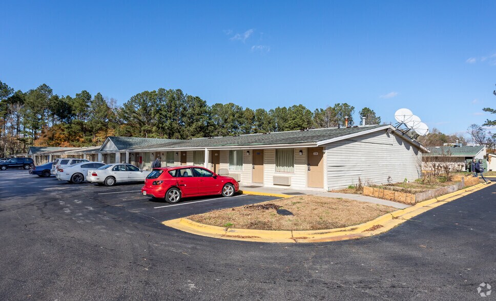 2076 Cedar Creek Rd, Fayetteville, NC à vendre - Photo du bâtiment - Image 3 de 5