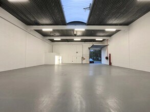 Flex in Éragny for lease Interior Photo- Image 2 of 2