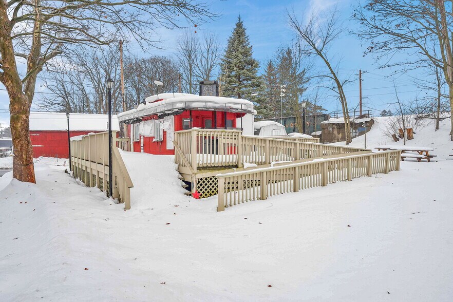 47 Elm St, East Aurora, NY à vendre - Photo du bâtiment - Image 3 de 24