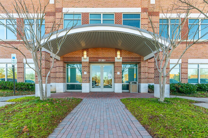 21351 Gentry Dr, Sterling, VA à vendre - Photo du bâtiment - Image 1 de 24