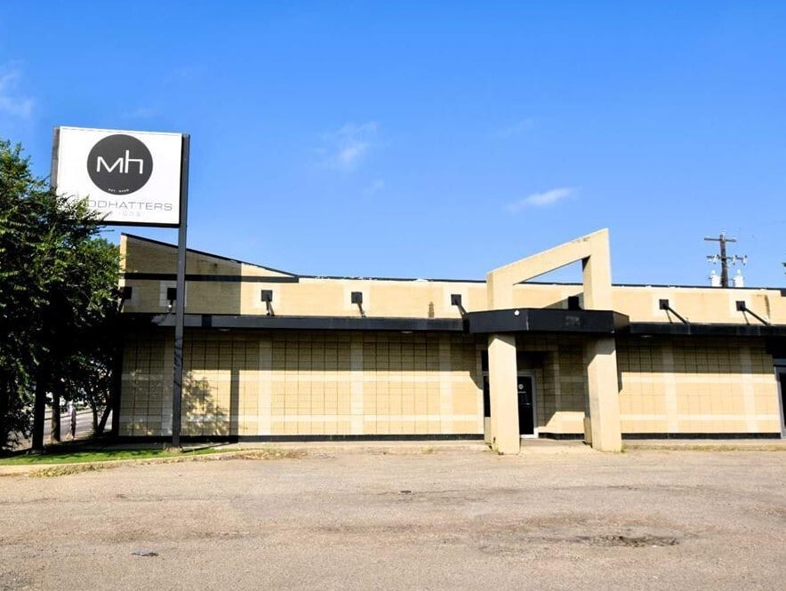 Grand Prairie Building with Parking Lot portefeuille de 2 propriétés à vendre sur LoopNet.ca Photo principale- Image 1 de 2