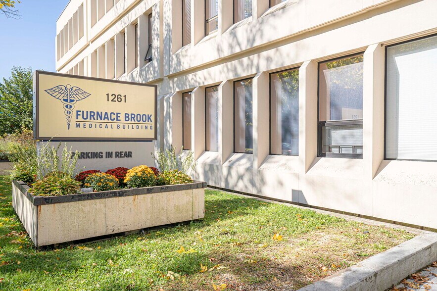 1261 Furnace Brook Pky, Quincy, MA à vendre - Photo du bâtiment - Image 2 de 3