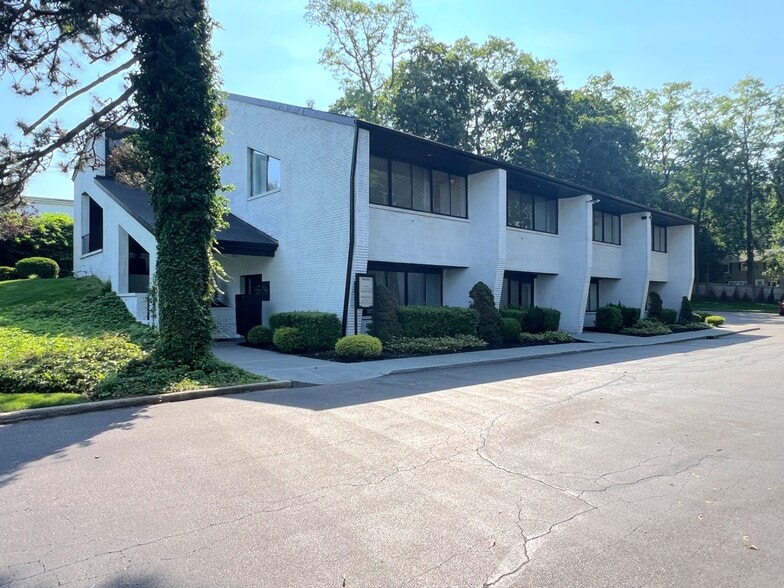 76 E Main St, Huntington, NY à louer - Photo du bâtiment - Image 1 de 18