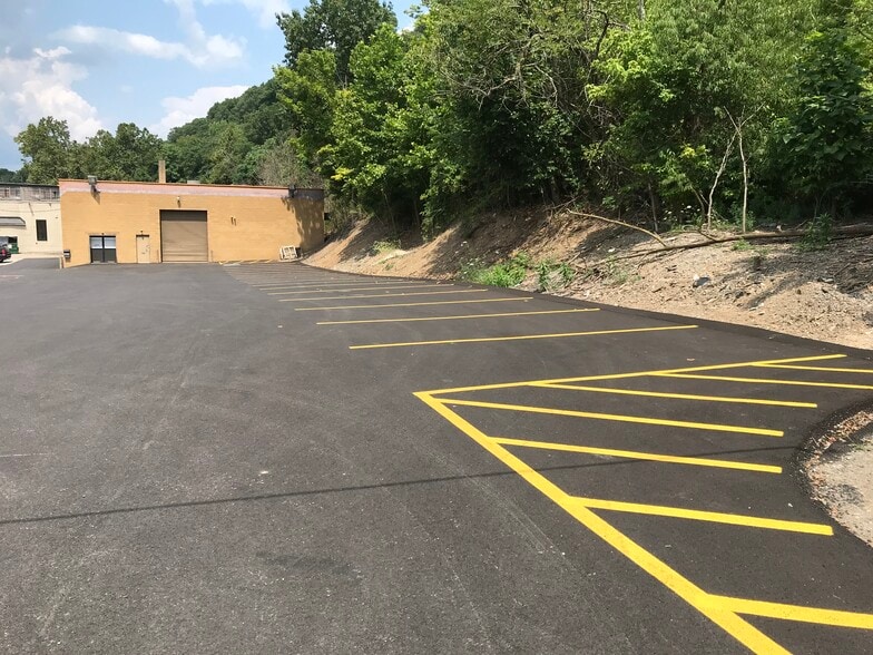 1301-1371 Saw Mill Run Blvd, Pittsburgh, PA for lease - Building Photo - Image 3 of 7