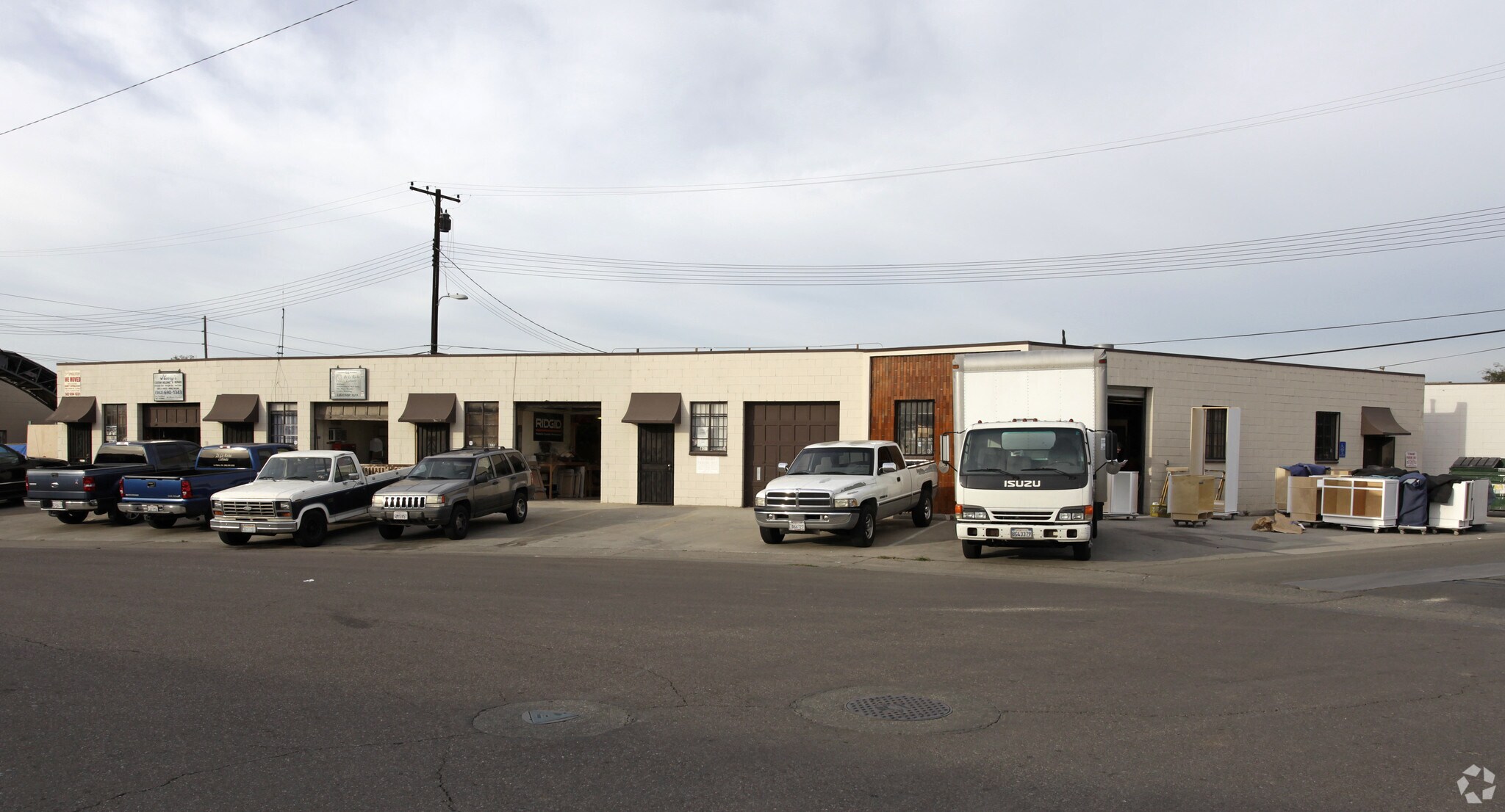 601-611 W Mountain View Ave, La Habra, CA à louer Photo principale- Image 1 de 3