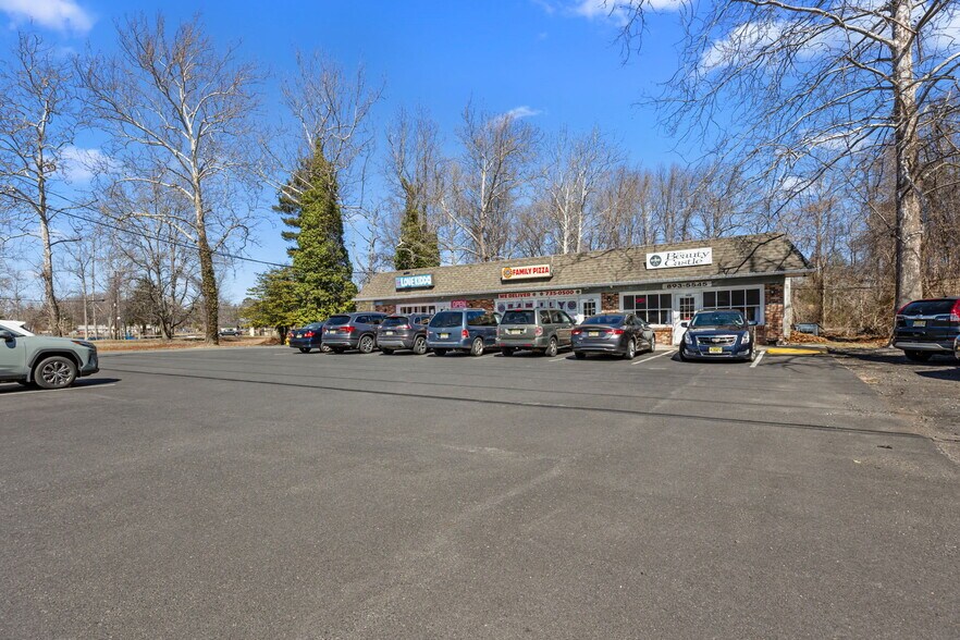 305 Lakehurst Rd, Browns Mills, NJ à vendre - Photo du bâtiment - Image 2 de 13