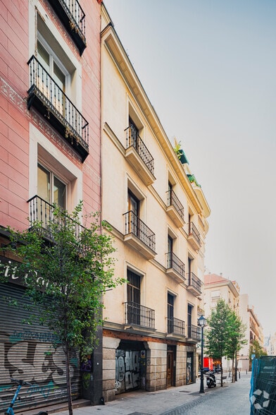 Calle de la Reina, 17, Madrid, Madrid à louer - Photo du bâtiment - Image 2 de 3