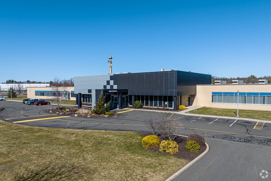 383 Middle St, Bristol, CT à louer - Photo du bâtiment - Image 2 de 16