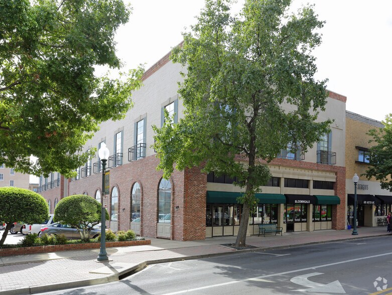600 Austin Ave, Waco, TX à louer - Photo du bâtiment - Image 1 de 7