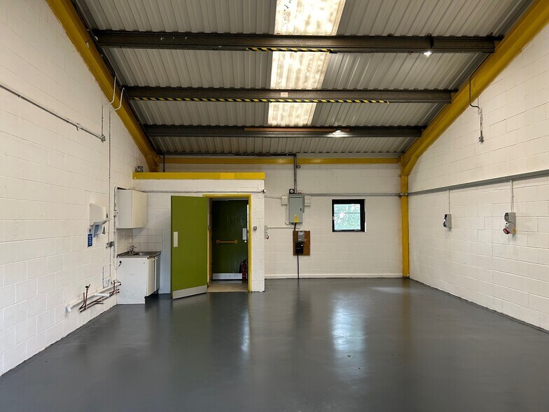 5A-5F Carlisle Rd, Brampton à louer - Photo du bâtiment - Image 2 de 7