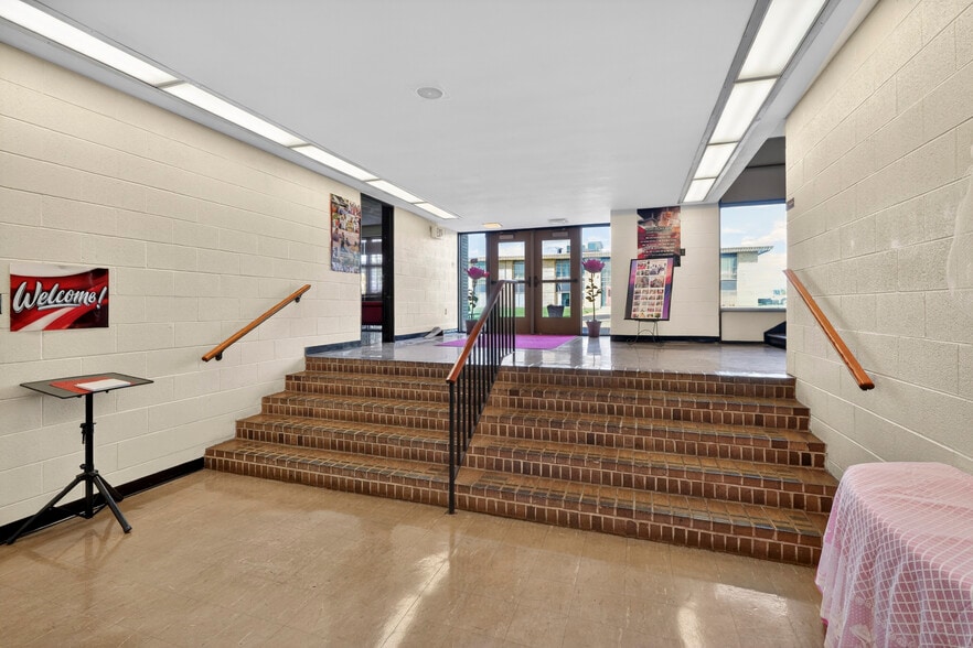206 Emerling Dr, Saint Louis, MO à vendre - Photo du bâtiment - Image 2 de 12