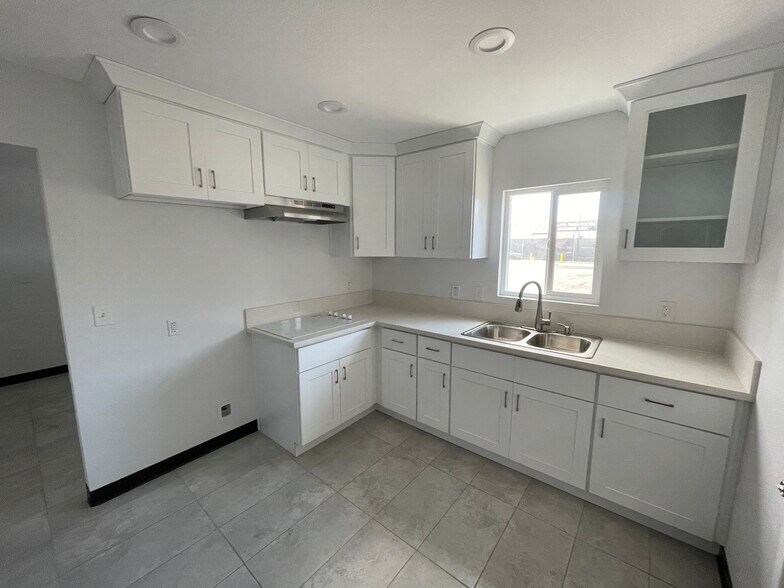 1320 W 17th St, Long Beach, CA à louer - Photo du bâtiment - Image 3 de 13